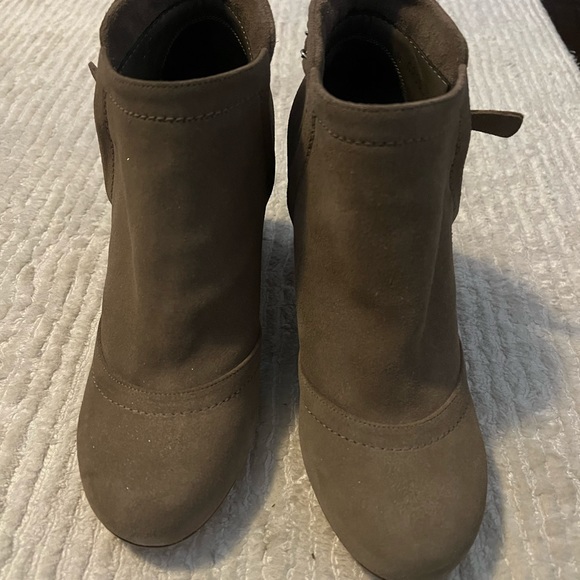 Brand new never worn Chanel camel color sparkle ankle boots with silver hardware - Picture 5 of 6